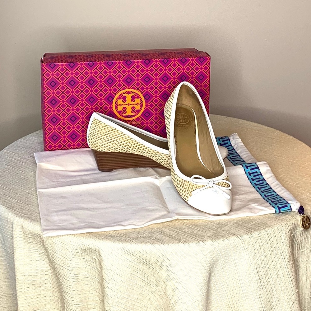 Tory Burch Catherine raffia and ivory patent wedge